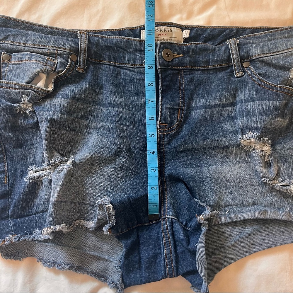 Torrid Medium Wash Distressed Blue Denim Shorts - 18 - Picture 7 of 12